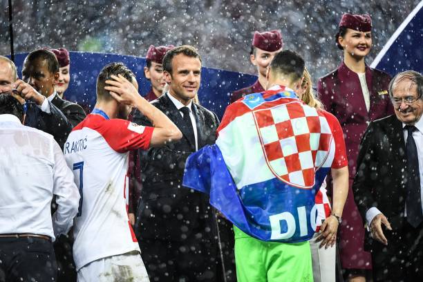 并凭借自己 并凭借自己