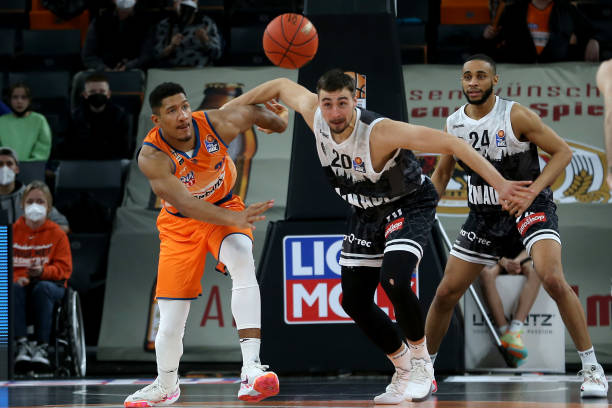 色举足轻重 色举足轻重